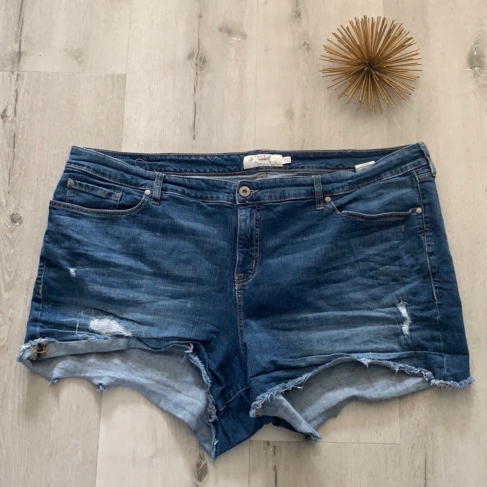 Torrid‎ Denim Shorts First at Fit size 26 raw ham distressed stretching festive